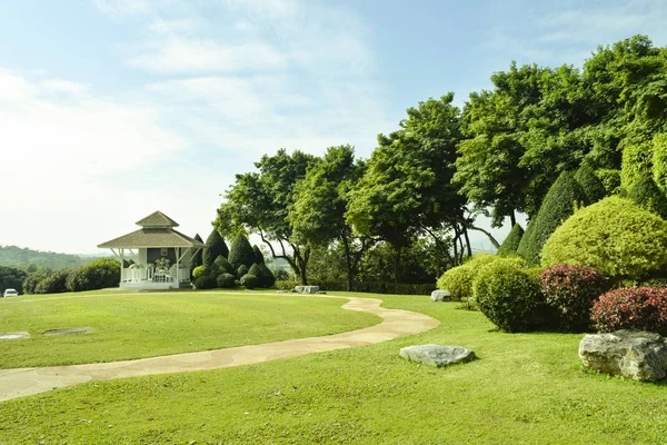 Bulutlu gökyüzü ile yeşil park ve bahçe manzarası