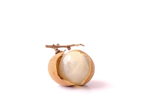 Beyaz arkaplanda taze longan
