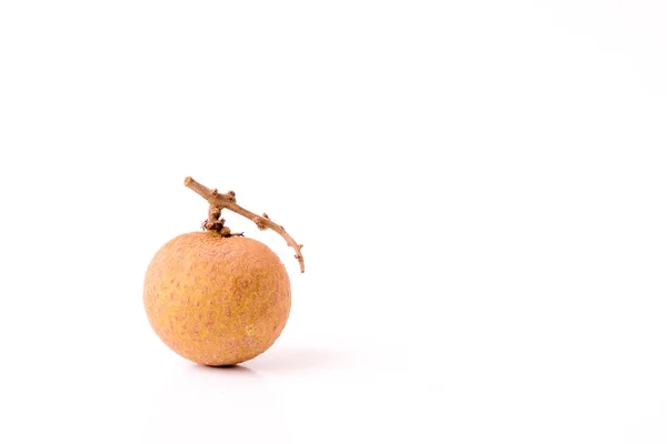 Beyaz arkaplanda taze longan