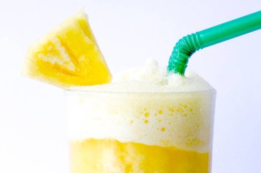 Buzlu bir bardakta mango suyu