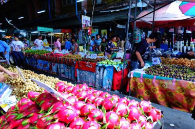 Hoi şehrinde bir Vietnam pazarı var.