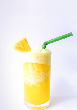 Beyaz arka planda bir bardak ananas suyu.