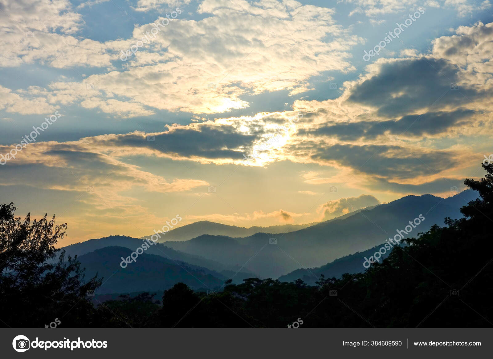 Matahari Terbit Atas Pegunungan Dengan Latar Belakang Langit Stok Foto C Koyandake Gmail Com 384609590