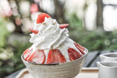 Krem şantili ve çiçekli beyaz kahve.