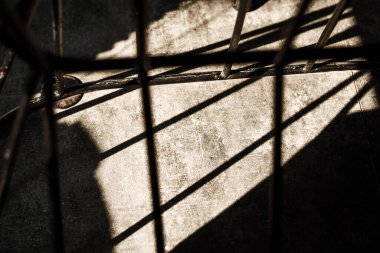 Siyah beyaz bir pencereyle ahşap bir pencereyi kapat.