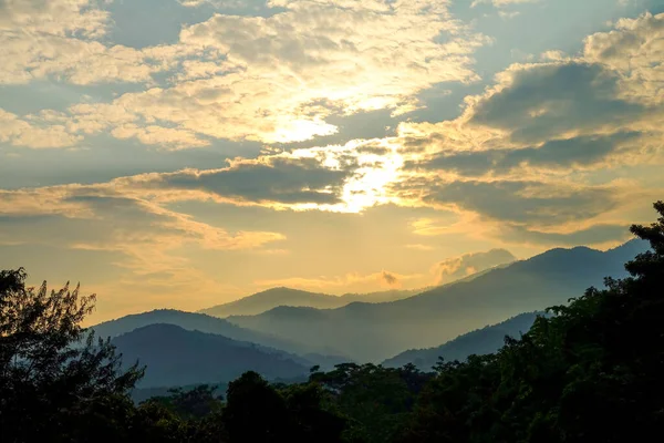 Salida Del Sol Sobre Montañas Con Cielo Sobre Fondo — Foto de Stock