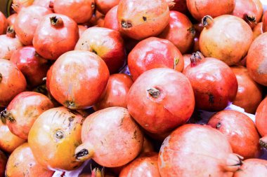 Piyasada taze nar var.