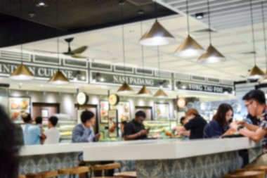 Alışveriş merkezindeki bulanık insanlar