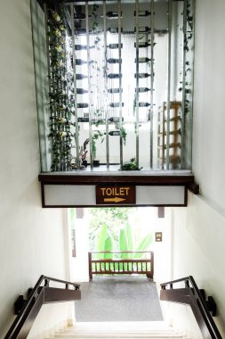 Modern bir binanın içinde.