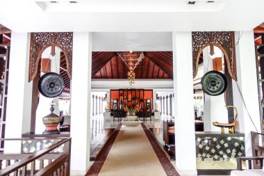 Modern bir daire, bar, kanepe.