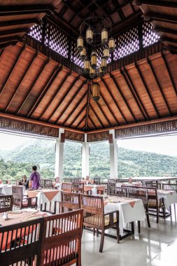 Şehirdeki bir restoranın içinde.