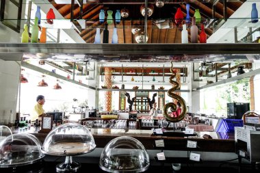 Şehirdeki bir restoranın içinde.