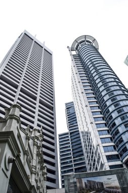 Modern gökdelenlerle şehir manzarası 