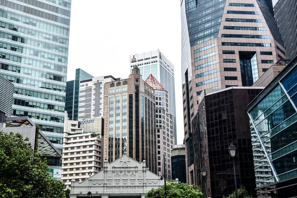 Modern gökdelenlerle şehir manzarası 