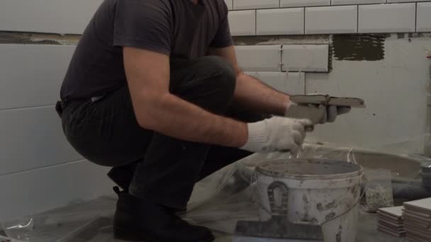 Нанесення плиткового клею на плитку — стокове відео
