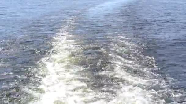 Waterschuim spoor achter het grote schip gaat tot aan de horizon. — Stockvideo