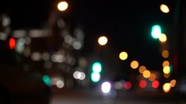Büyük şehirde gece yolda bulanık bokeh trafik
