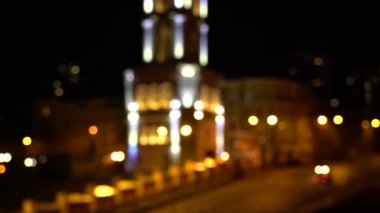 Büyük şehirde gece yolda bulanık bokeh trafik