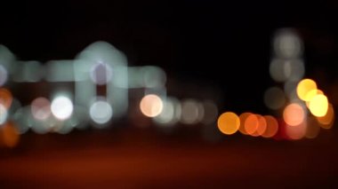 Büyük şehirde gece yolda bulanık bokeh trafik