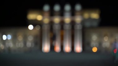 Büyük şehirde gece yolda bulanık bokeh trafik