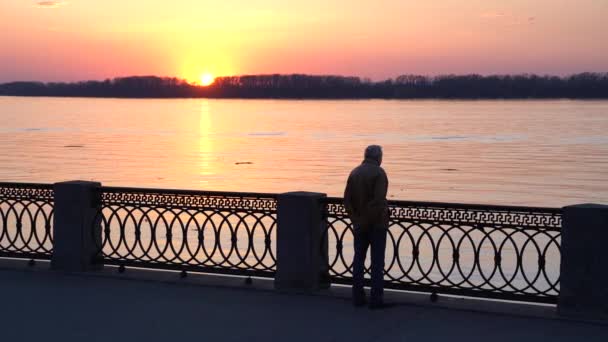 Wunderschöner Sonnenuntergang Großen Fluss Die Bewohner Der Stadt Führen Einen — Stockvideo