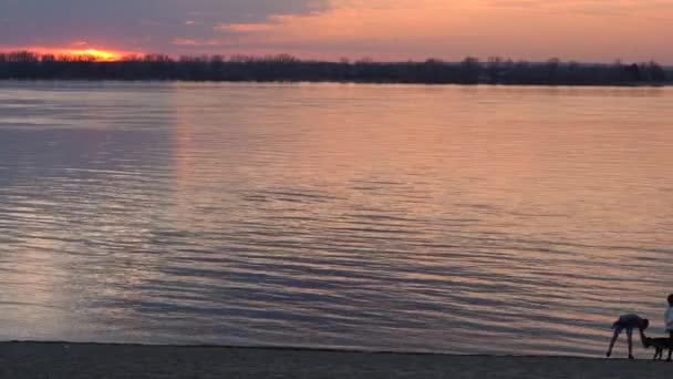 Bellissimo Tramonto Sul Grande Fiume Residenti Della Città Conducono Uno — Video Stock