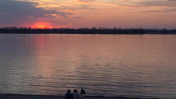 Красивий Захід Сонця Великій Річці Жителі Міста Ведуть Активний Спосіб — стокове відео