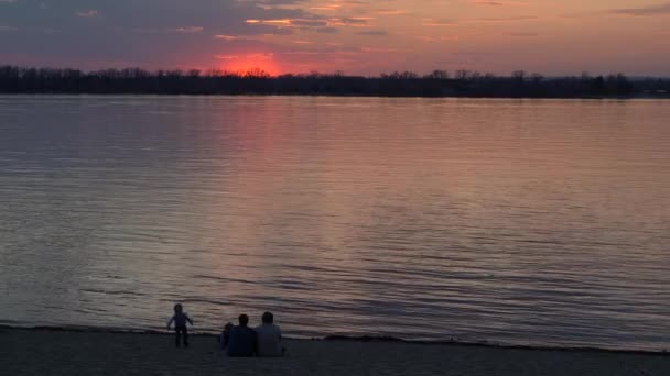 Bellissimo Tramonto Sul Grande Fiume Residenti Della Città Conducono Uno — Video Stock