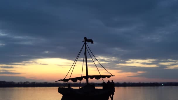 Wunderschöner Sonnenuntergang Großen Fluss Goldene Spiegelungen Auf Dem Wasser Vom — Stockvideo