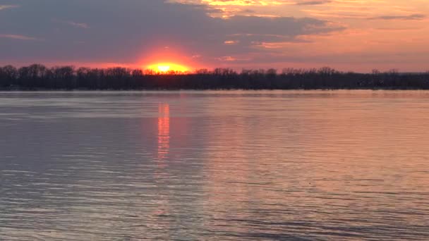 Wunderschöner Sonnenuntergang Großen Fluss Goldene Spiegelungen Auf Dem Wasser Vom — Stockvideo