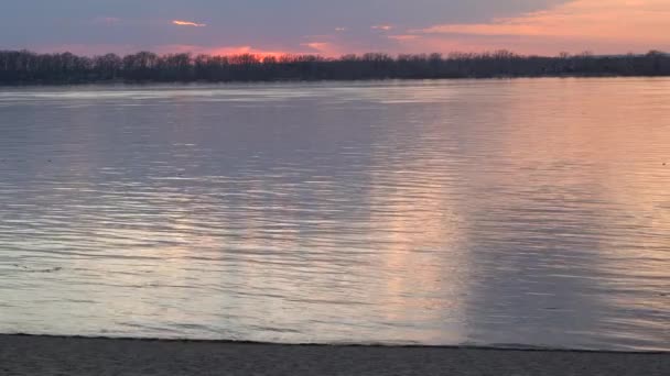 Prachtige Zonsondergang Grote Rivier Gouden Reflecties Het Water Van Laatste — Stockvideo