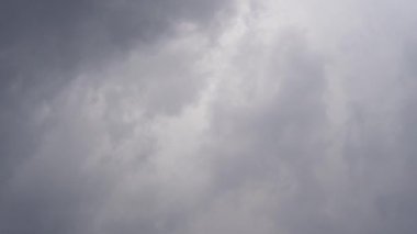 İlkbaharın başlarında, gökyüzü yağmurdan önce kaşlarını çattı, bulutlar yavaşça gökyüzünde süzülüyordu.