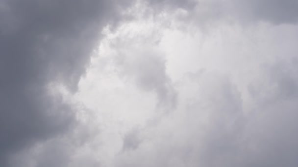 Lkbaharın Başlarında Gökyüzü Yağmurdan Önce Kaşlarını Çattı Bulutlar Yavaşça Gökyüzünde — Stok video