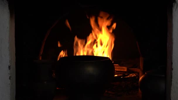 Kamin Brennt Warmes Gemütliches Kaminfeuer Einem Gemauerten Kamin Aus Nächster — Stockvideo