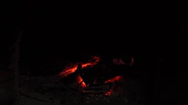 Yanan şömine. Sıcak sıcak yanan ateş içinde tuğla şömine yakın çekim.