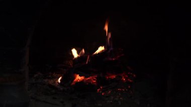 Yanan şömine. Sıcak sıcak yanan ateş içinde tuğla şömine yakın çekim.