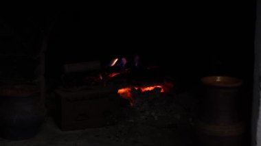 Yanan şömine. Sıcak sıcak yanan ateş içinde tuğla şömine yakın çekim.