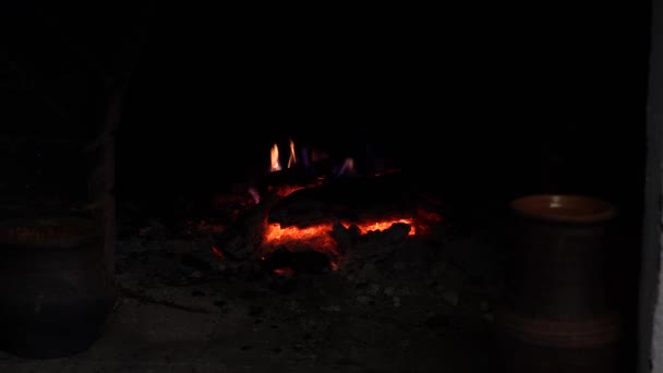 暖炉が燃えます れんが造りの暖炉で暖かい居心地の良い燃えている火をクローズ アップ — ストック動画