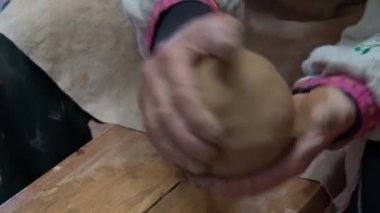 Beyaz kilden vazo oluşturmak. Atölyedeki heykeltıraş, kilden sürahi yapar. Bükülmüş çömlekçi tekerleği. Ana güveç.