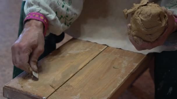 创造白色粘土特写花瓶 车间里雕刻师用粘土做壶 扭曲的陶工的轮子 — 图库视频影像