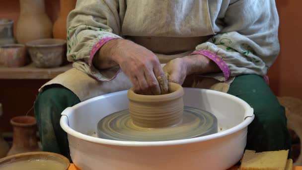 白い粘土クローズアップの花瓶を作成します ワークショップの彫刻家は 粘土のクローズアップからジャグを作ります ねじれた陶器の車輪 マスタークロック — ストック動画