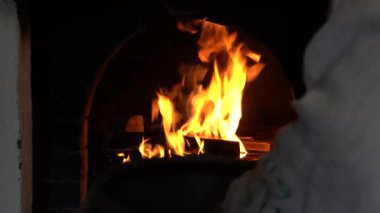 Göz kamaştırıcı havai fişekgece gökyüzünü aydınlatır.