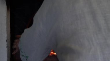 Yanan şömine. Sıcak sıcak yanan ateş içinde tuğla şömine yakın çekim.