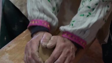 Beyaz kilden vazo oluşturmak. Atölyede heykeltıraş kil closeup dan sürahi yapar.