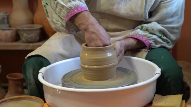 创造白色粘土特写花瓶 车间里雕刻师用粘土做壶 扭曲的陶工的轮子 — 图库视频影像