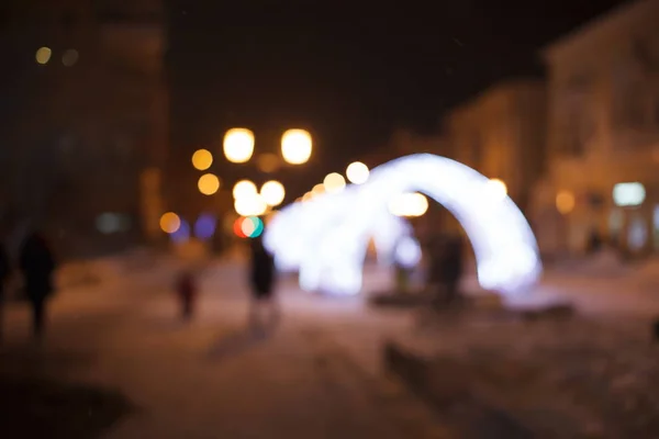 Nocny spacer po mieście. Dekoracja ulic z garlandami i latarnie. — Zdjęcie stockowe