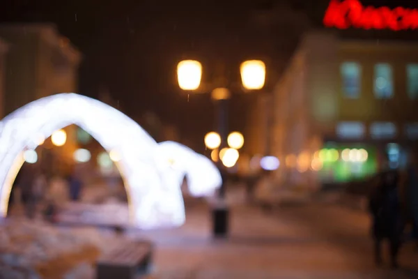 Nocny spacer po mieście. Dekoracja ulic z garlandami i latarnie. — Zdjęcie stockowe