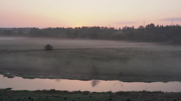 Lever de soleil sur la rivière. Brouillard le matin sur la rivière. Des arbres au-dessus de la rivière. Paysage .