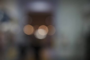 Noel ağacı farklı renklerde aydınlatılmıştır. Yeni yıl tatilinde bulanık arka plan