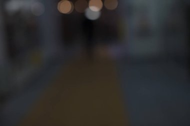 Noel ağacı farklı renklerde aydınlatılmıştır. Yeni yıl tatilinde bulanık arka plan